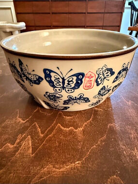 Butterfly Decorated Ceramic Serving Bowl Asian export/decorative pottery 20th ce
